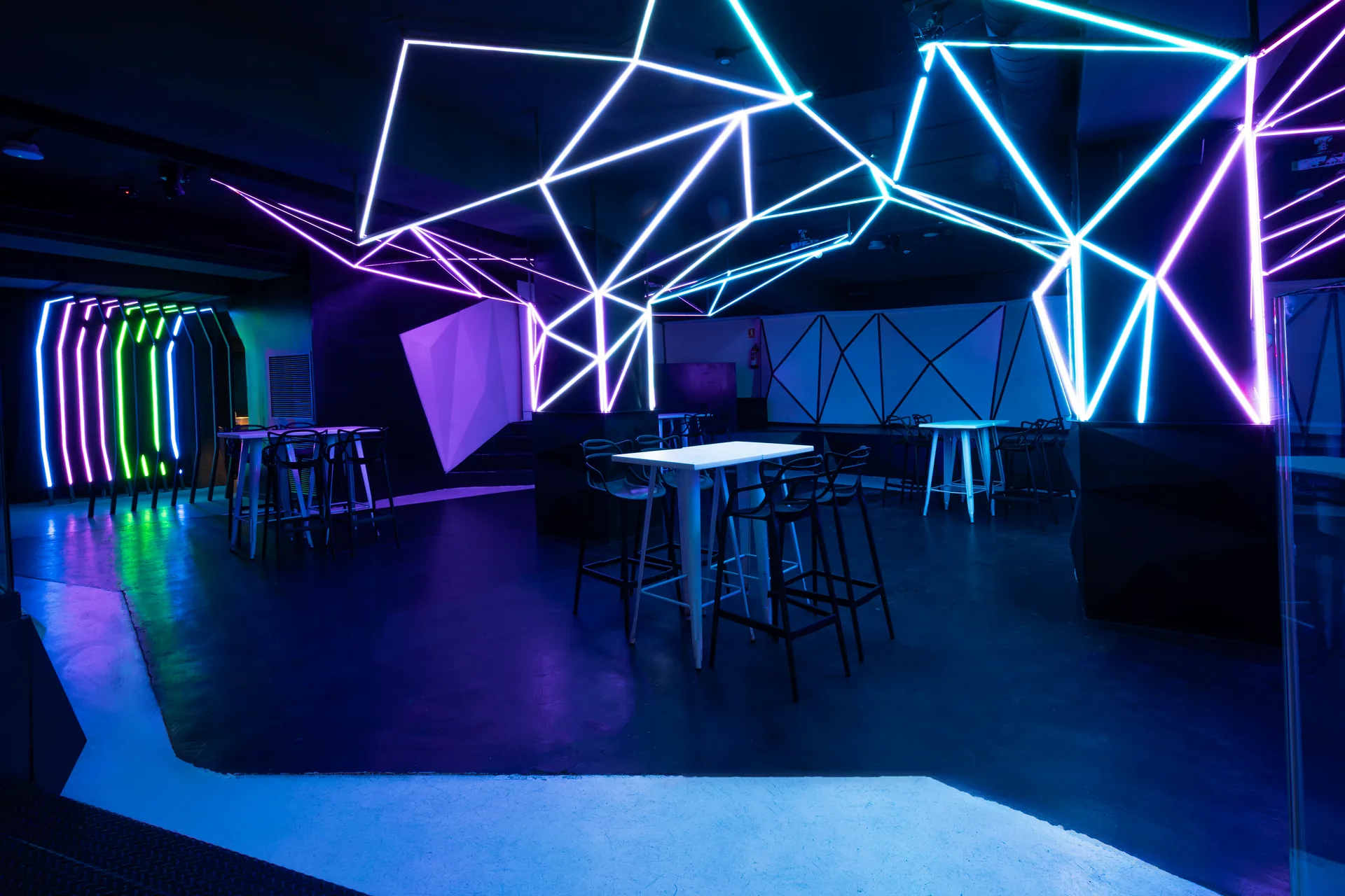 Salón de fiestas Singapore en Barcelona - Gran bola de discoteca, barra completa y ambiente futurista